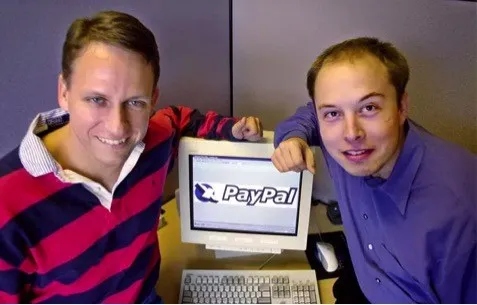 Foto de Elon Musk con alopecia mientras creaba PayPal.