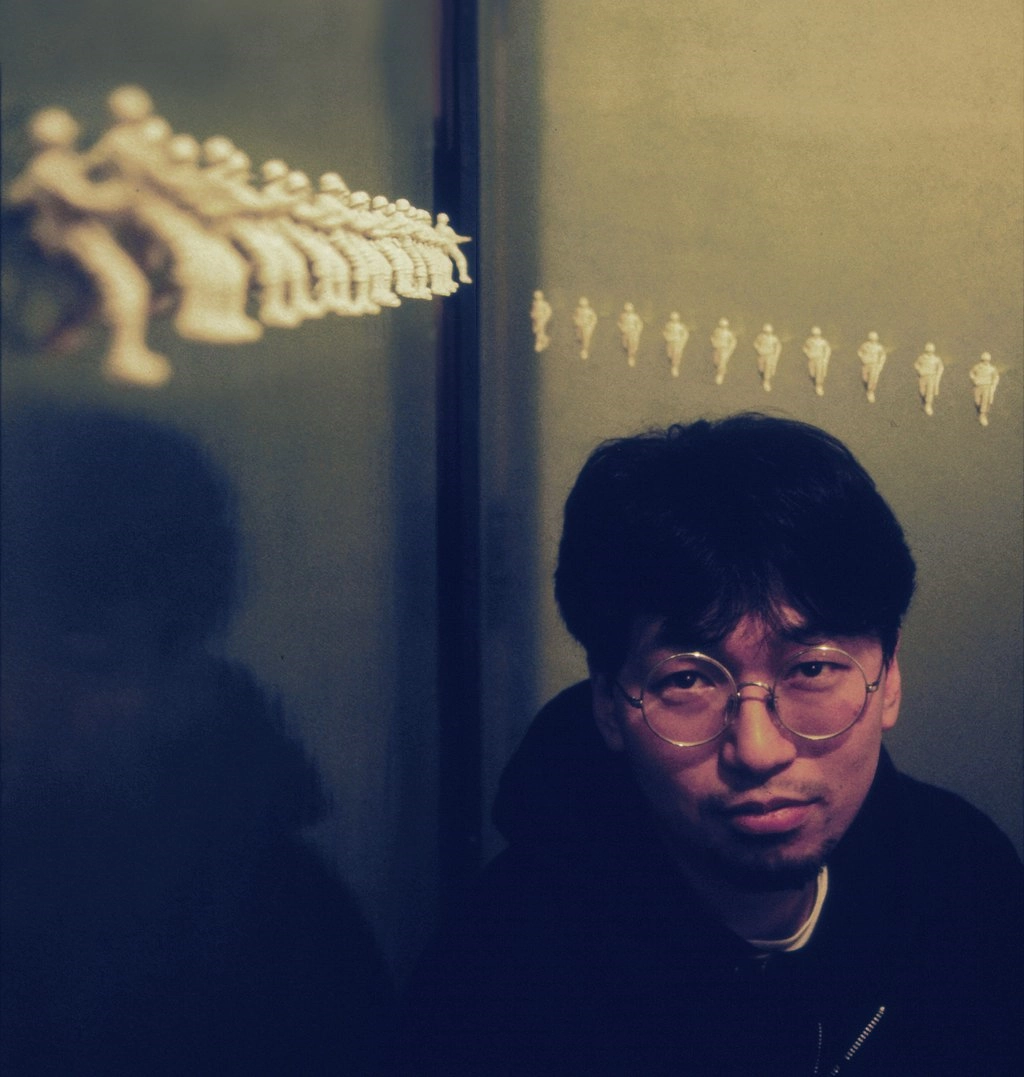 El artista Takashi Murakami con sus primeros trabajos "Polyrhythm" en la Galerie Mars de Tokio en 1992. Foto de Ithaka Darin Pappas